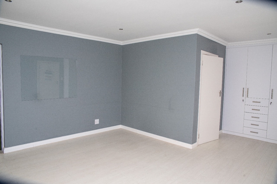 5 Bedroom Property for Sale in Beacon Bay Eastern Cape